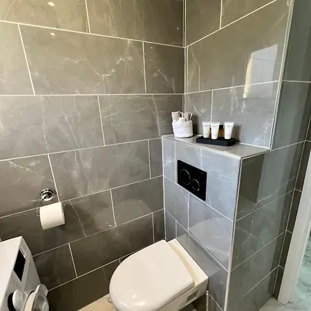 Studio Azur - Ocean Front View In Fully Renovated Studio Apartament